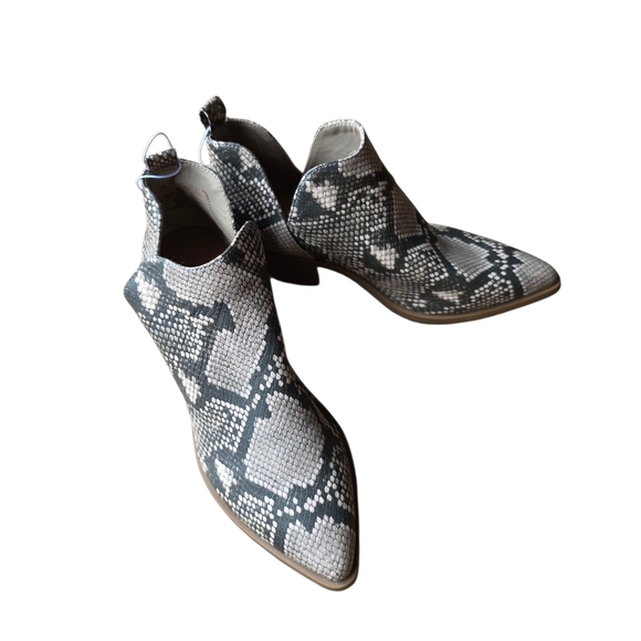 Women's Cari Snake Print Cut Out Ankle Bootie Gray- Universal Thread Size 6½ - Picture 6 of 10